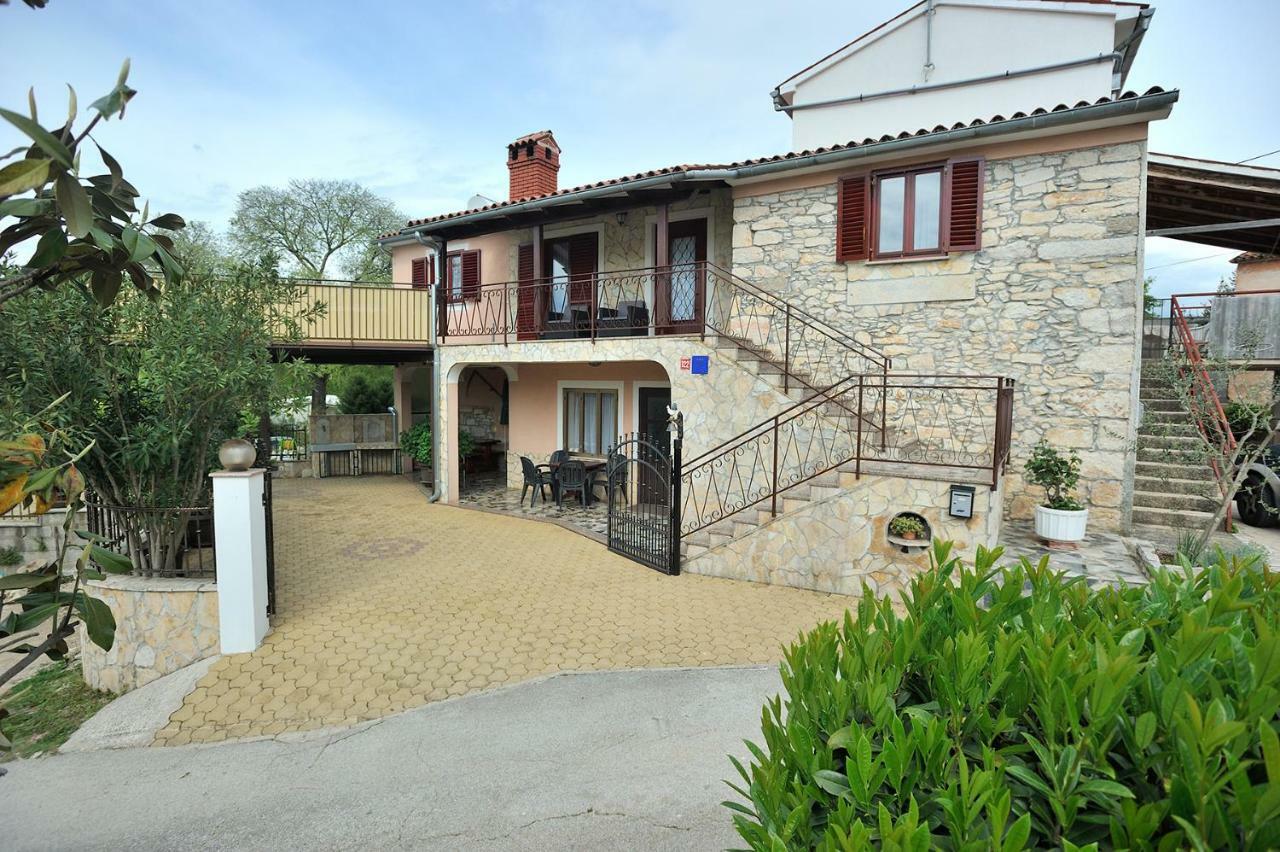 Villa Michelle Karojba Buitenkant foto