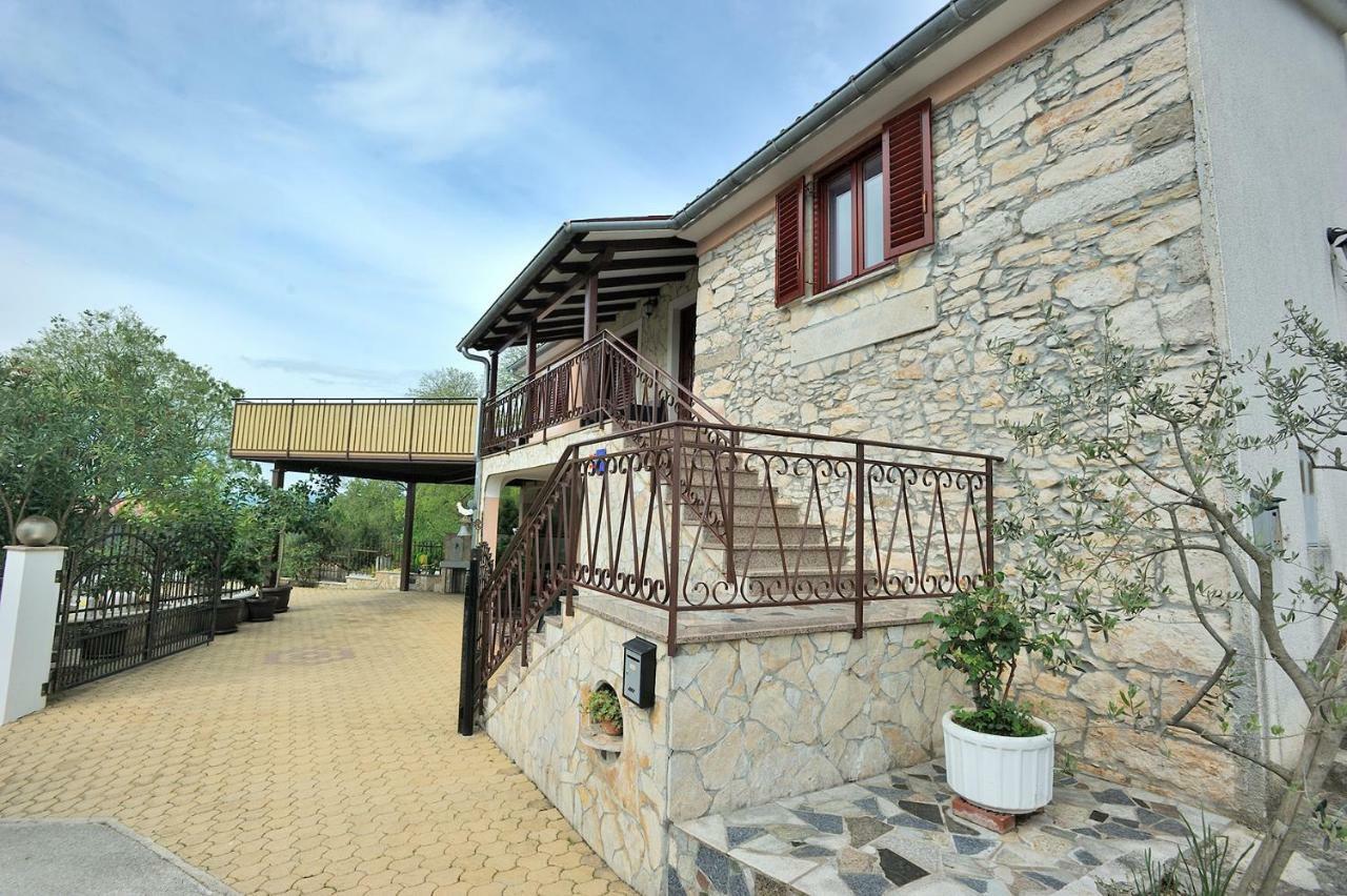 Villa Michelle Karojba Buitenkant foto