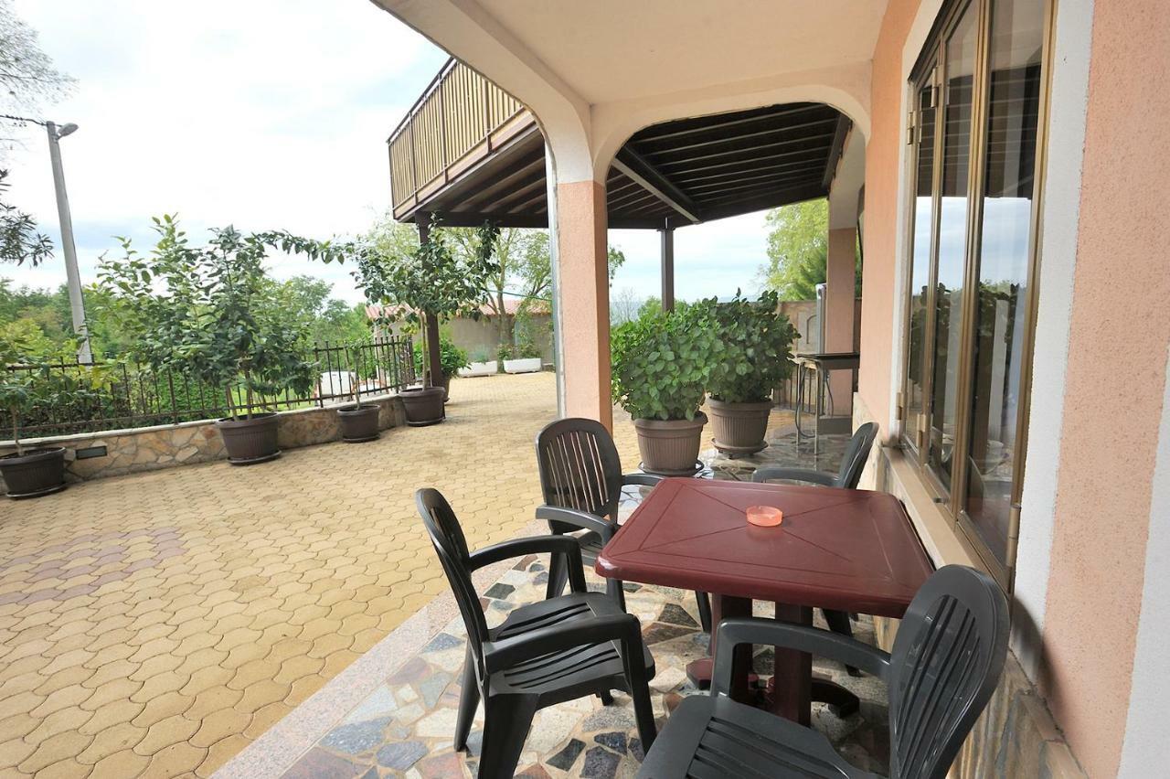 Villa Michelle Karojba Buitenkant foto