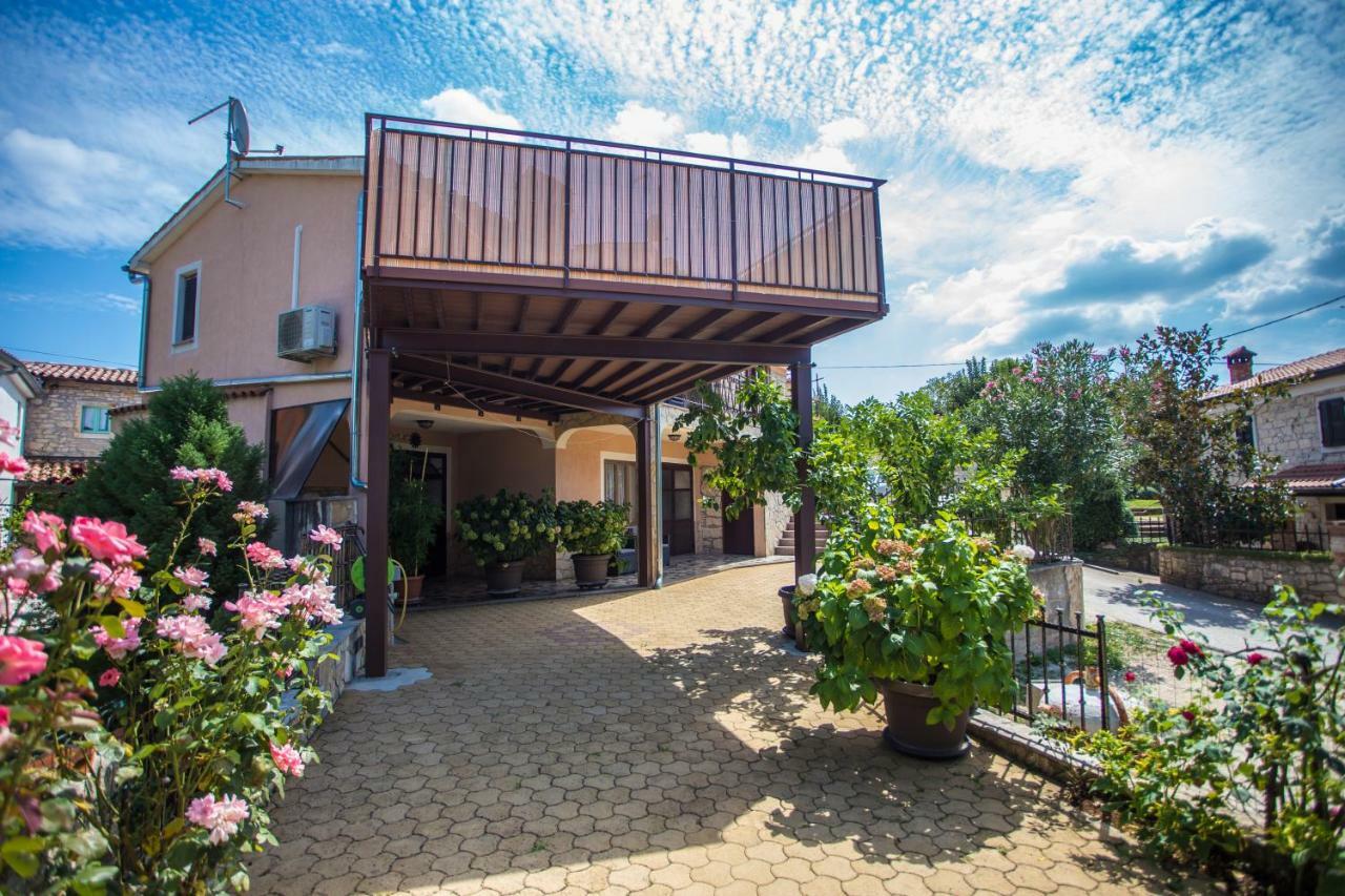 Villa Michelle Karojba Buitenkant foto