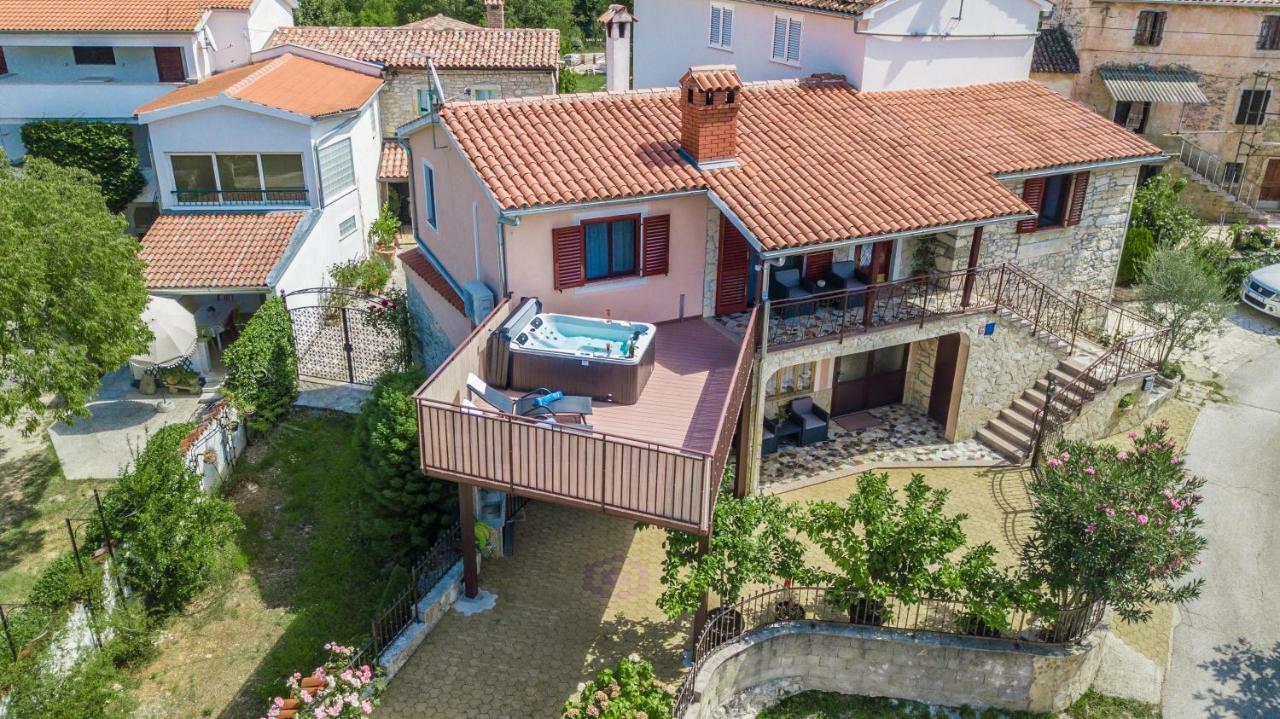 Villa Michelle Karojba Buitenkant foto