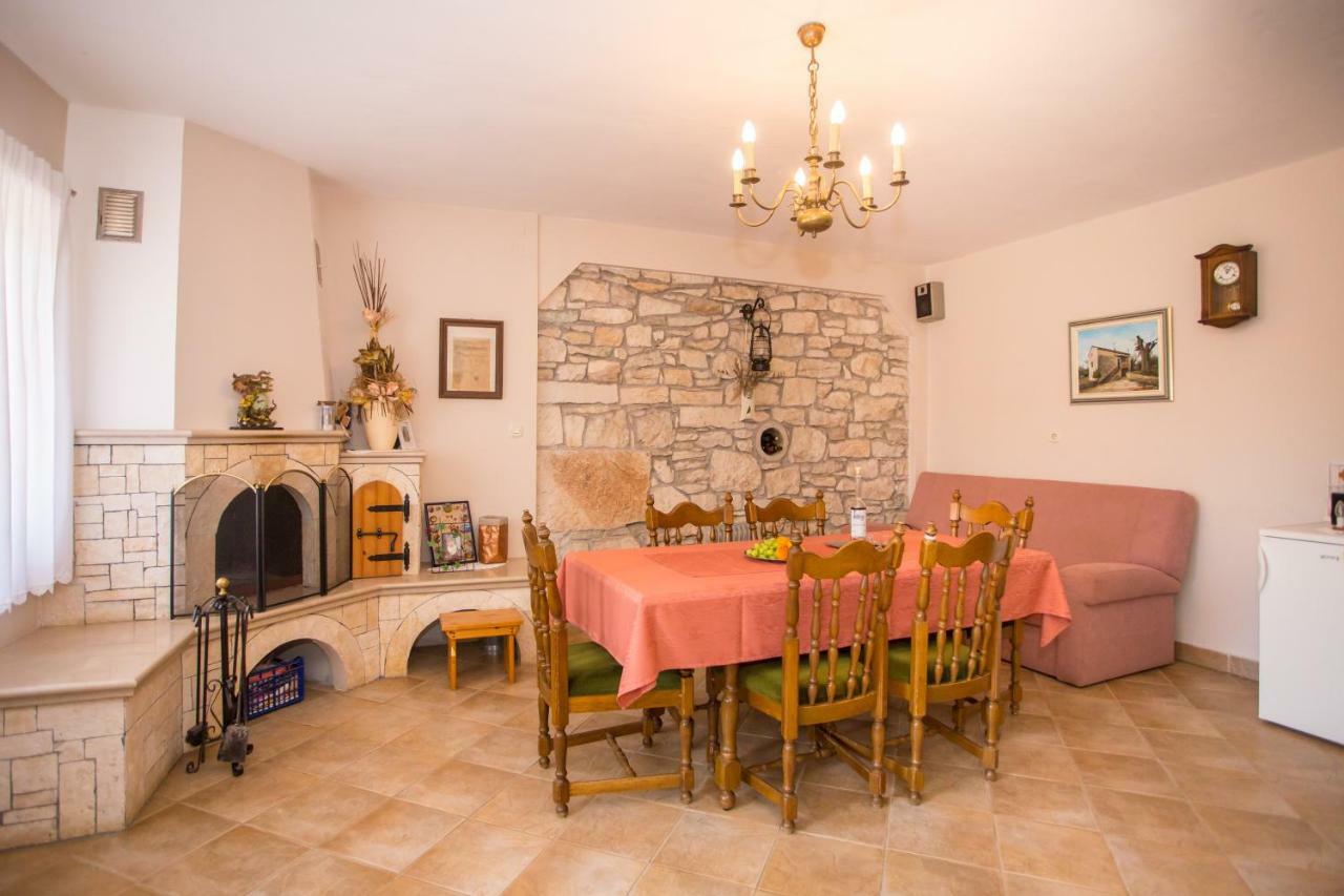 Villa Michelle Karojba Buitenkant foto